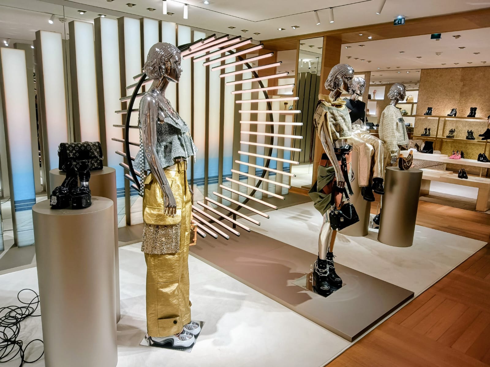 Vitrine de luxe avec mannequins et éclairage LED